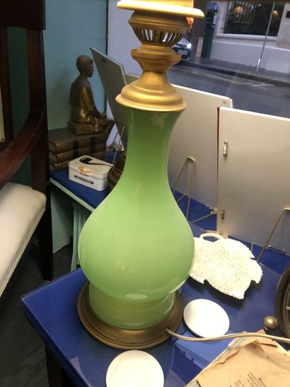 Lampe de forme balustre en opaline verte....