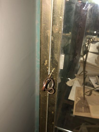 Meuble-vitrine en laiton doré ouvrant à une...