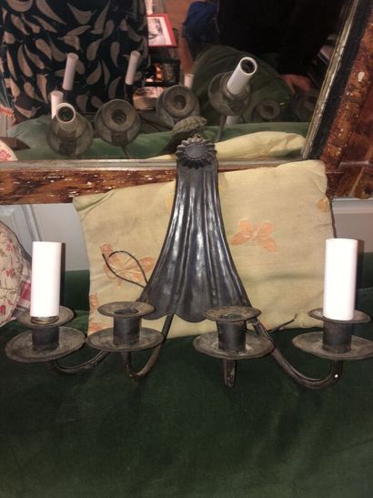 Paire d'appliques en tôle à 4 bras de lumières....
