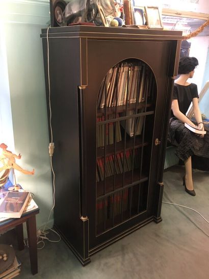 Paire de meubles-bibliothèques en bois noirci...