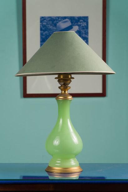 Lampe de forme balustre en opaline verte....