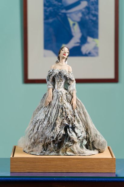 *Statuette en papier maché représentant Maria...