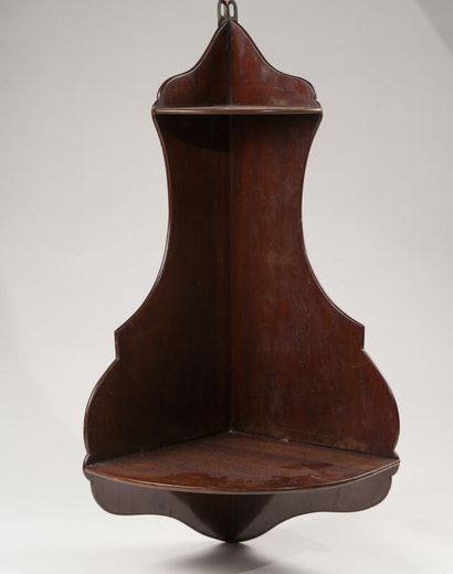Etagère d'applique d'angle en acajou. 
Hauteur...