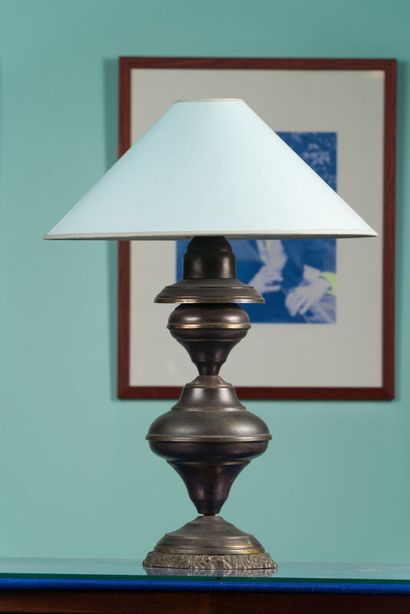 Lampe en tôle patinée brune. 
Hauteur : 37...