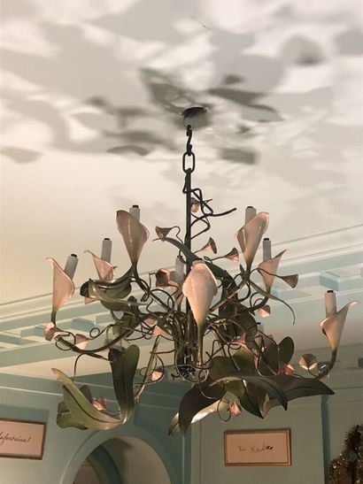 Lustre en tôle peinte à 10 bras de lumière....