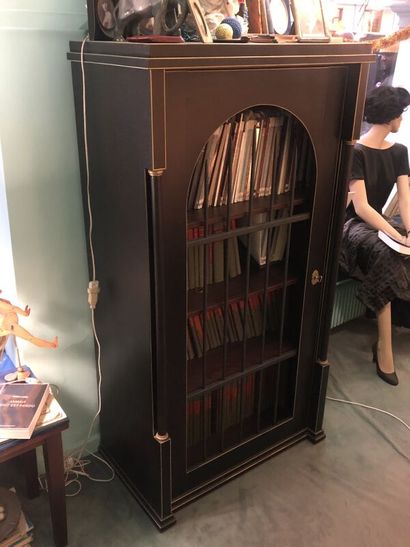 Paire de meubles-bibliothèques en bois noirci...