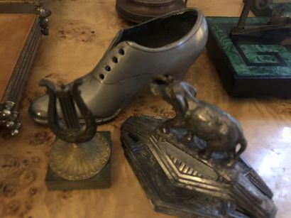 Lot :
- Un petit éléphant en régule 