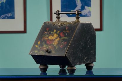 Coffret à bois en tôle peinte à décor floral....