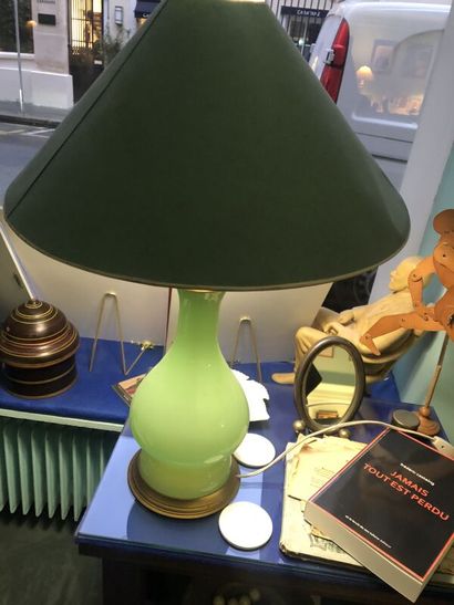 Lampe de forme balustre en opaline verte....