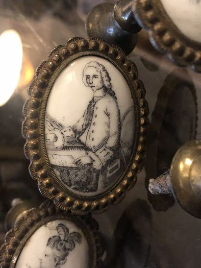 Cinq poignées de laiton surmontées de porcelaine...