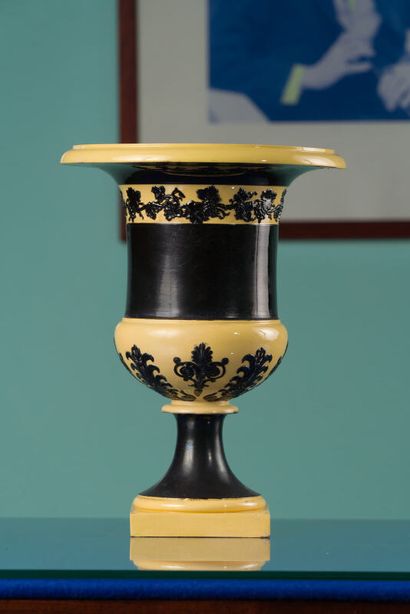 Vase médicis en céramique peinte jaune et...