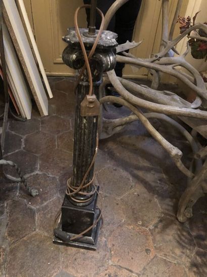 Pied de lampe en marbre. Hauteur : 66.5 cm

Provenance...