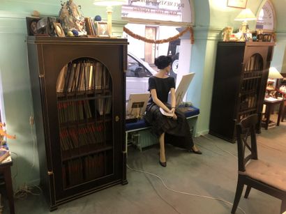 Paire de meubles-bibliothèques en bois noirci...