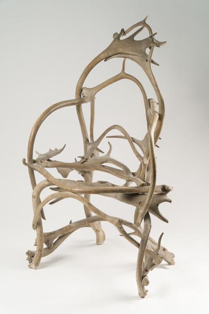 Fauteuil en bois de cerfs.
Hauteur : 106...