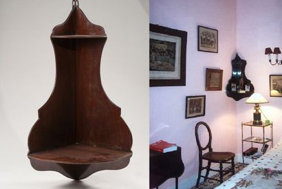 Etagère d'applique d'angle en acajou. 
Hauteur...