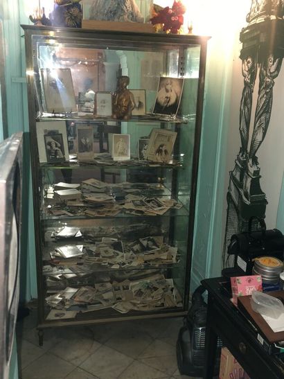 Meuble-vitrine en laiton doré ouvrant à une...
