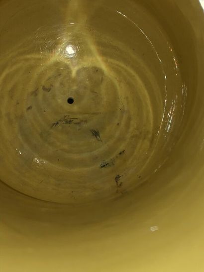 Vase médicis en céramique peinte jaune et...