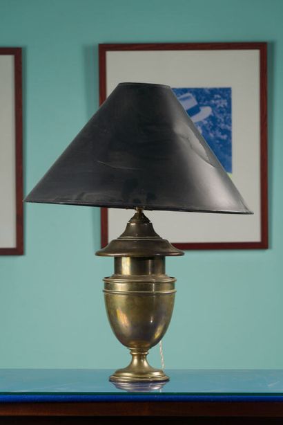 Pied de lampe en cuivre.
Hauteur : 31 cm

Provenance...