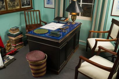 *Bureau ministre en bois teinté à double...