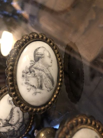 Cinq poignées de laiton surmontées de porcelaine...