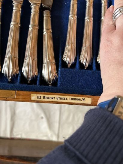 Dans un coffret en bois : 
Série de 12 fourchettes...