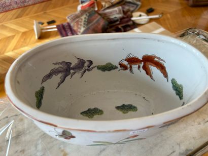 Cache-pot ovale en porcelaine polychrome...
