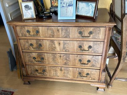 COMMODE en bois de placage, le premier tiroir...