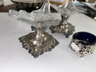 Lot en argent :
- Paire de salerons sur pieds...