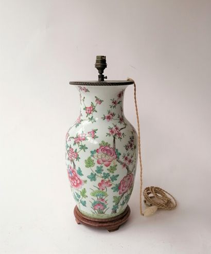 CHINE
Vase de forme balustre en porcelaine...