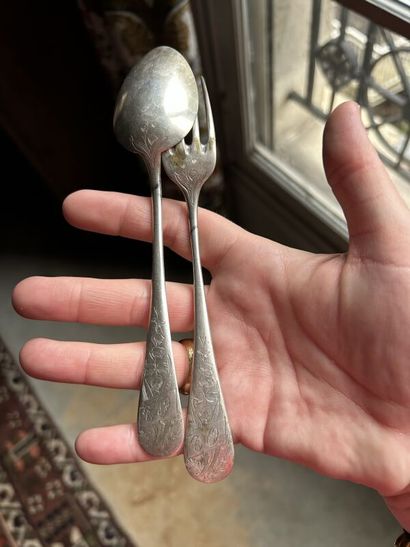Couverts en métal argenté, et un couvert...