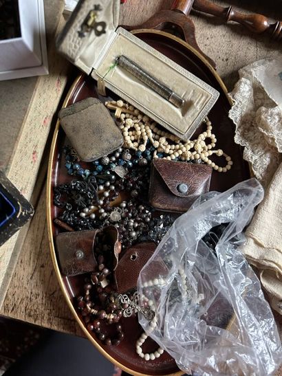 Lots de bijoux fantaisie (croix, colliers,...