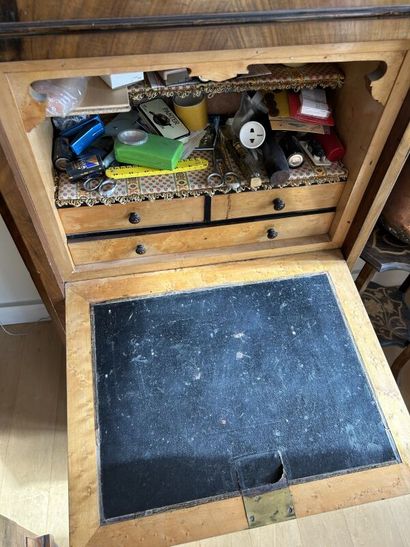 Petit SECRETAIRE simulant chiffonier ouvrant...