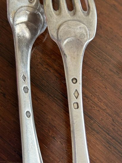 Neuf fourchettes en argent uniplat, pour...