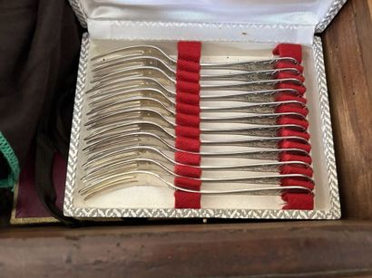 Neuf fourchettes en argent uniplat, pour...