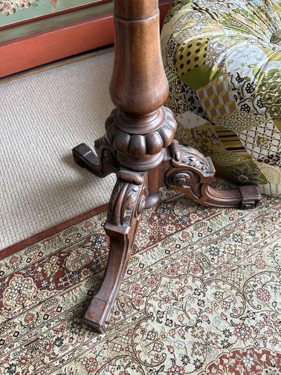 Un LUTRIN sur pied (H118cm) et un fauteuil...
