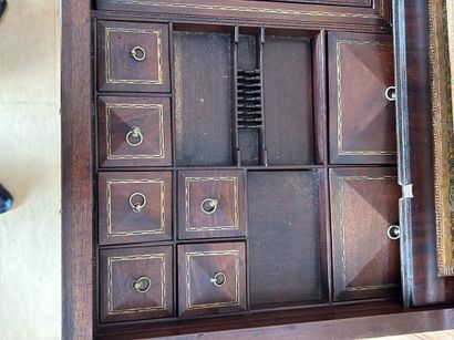 COMMODE en bois de placage, le premier tiroir...