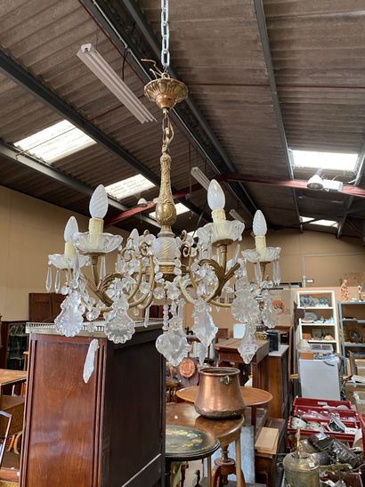 Un lustre à pendeloques
H78, D58cm
