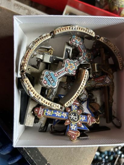 Lots de bijoux fantaisie (croix, colliers,...
