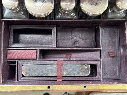 Coffret de voyage de la maison Th. ANNEE...