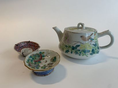 CHINE vers 1900
Théière en porcelaine émaillée...