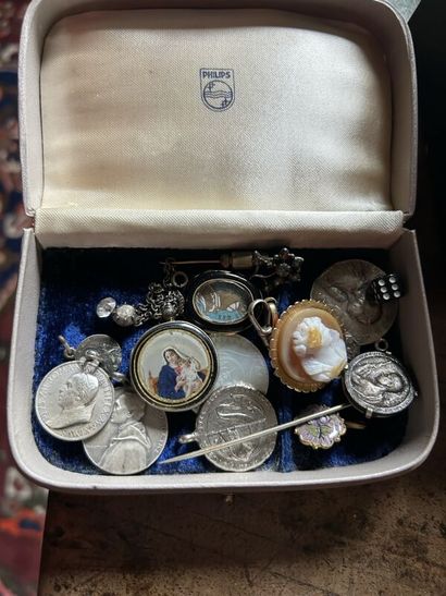 Dans une boîte : un lot de pièces, médailles...