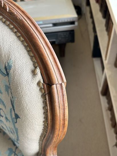 Une paire de fauteuils cabriolets en bois...
