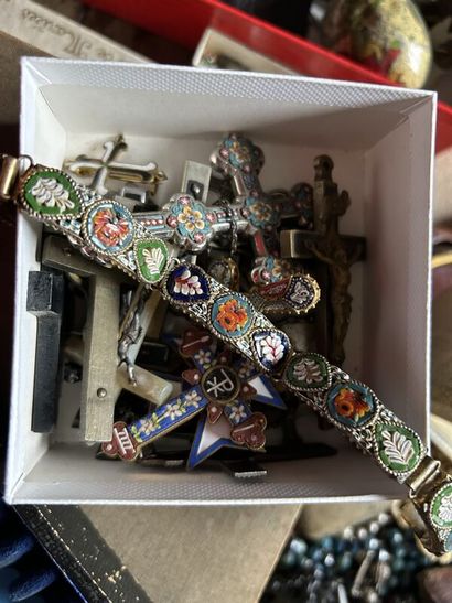 Lots de bijoux fantaisie (croix, colliers,...