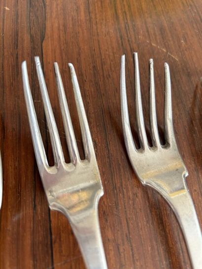 Neuf fourchettes en argent uniplat, pour...