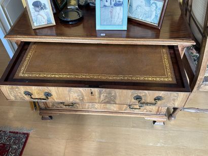 COMMODE en bois de placage, le premier tiroir...