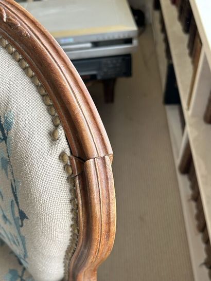 Une paire de fauteuils cabriolets en bois...