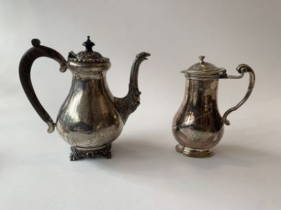 Cafetière en métal argenté à panse renfléee,...