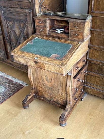 Un petit bureau DAVENPORT
(accidents)
H100...