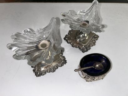 Lot en argent :
- Paire de salerons sur pieds...