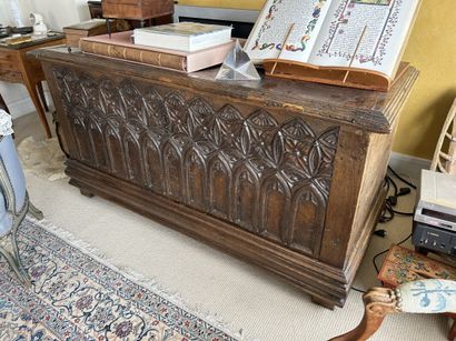 Un grand COFFRE en bois naturel à décor cathédral....